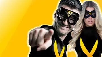 Изображение героя в стиле супергероя, указывающего на зрителя, рекламирующего бонус Приведи друга от Brillx на ярком желтом фоне с женским персонажем-супергероем на заднем плане.